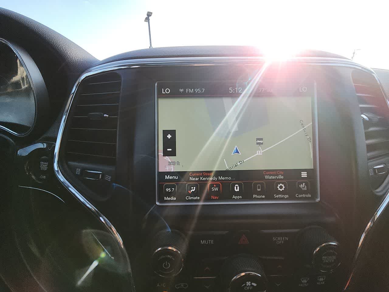 Used 2018 Bright White Clearcoat Jeep Trailhawk image 24