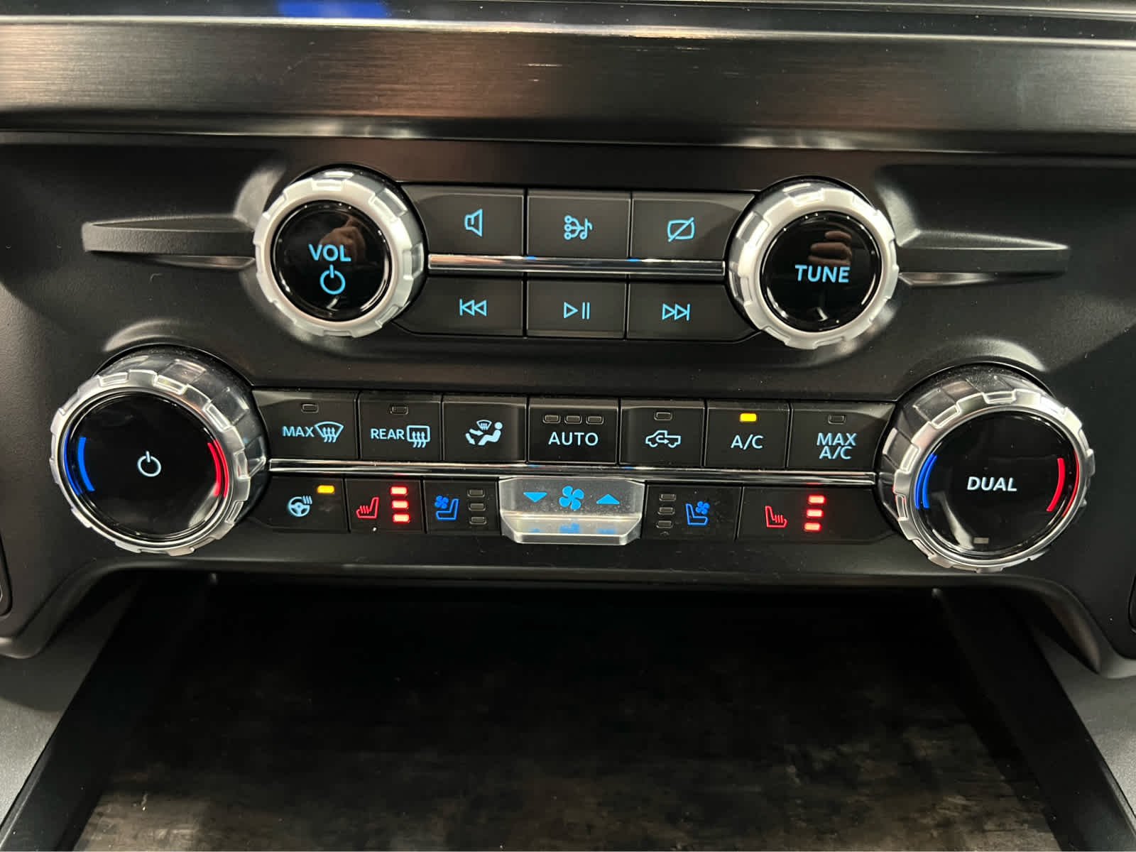 Used 2024 Carbonized Gray Metallic Ford LARIAT image 4
