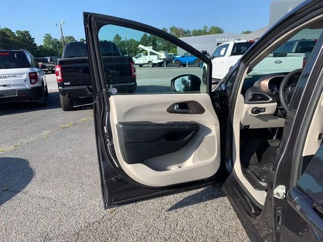 Used 2023 Granite Crystal Clearcoat Metallic Chrysler LX image 23
