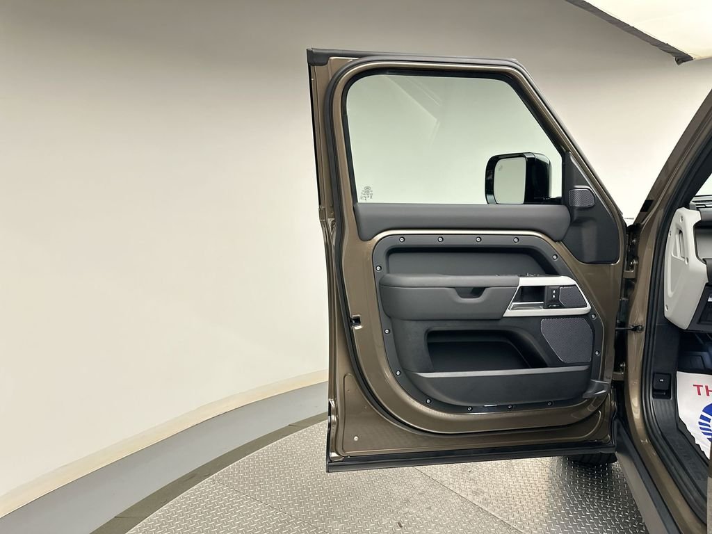 Used 2024  Land Rover S image 6