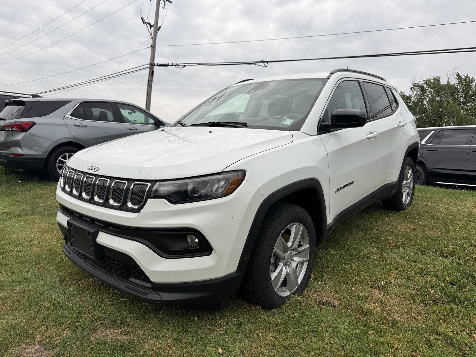 Used 2022 Bright White Clearcoat Jeep Latitude image 2