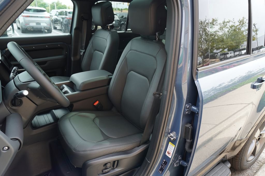 New 2026 Tasman Blue Land Rover X-Dynamic SE image 13