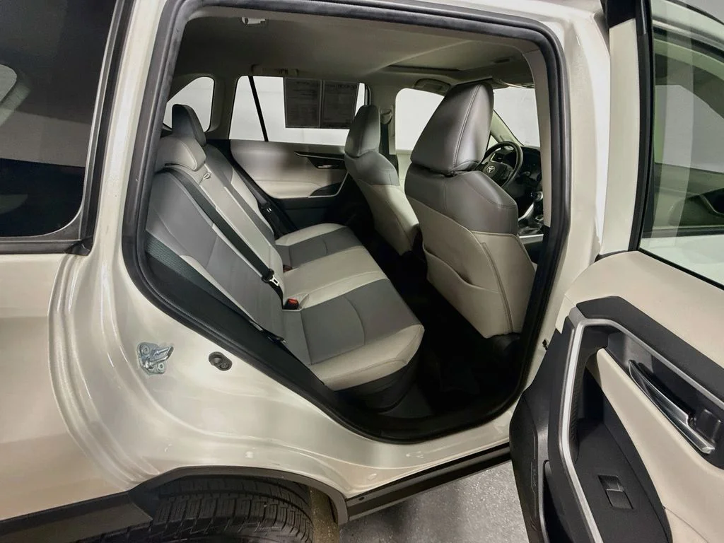Certified Used 2021 Blizzard Pearl Toyota Hybrid XLE Premium image 27