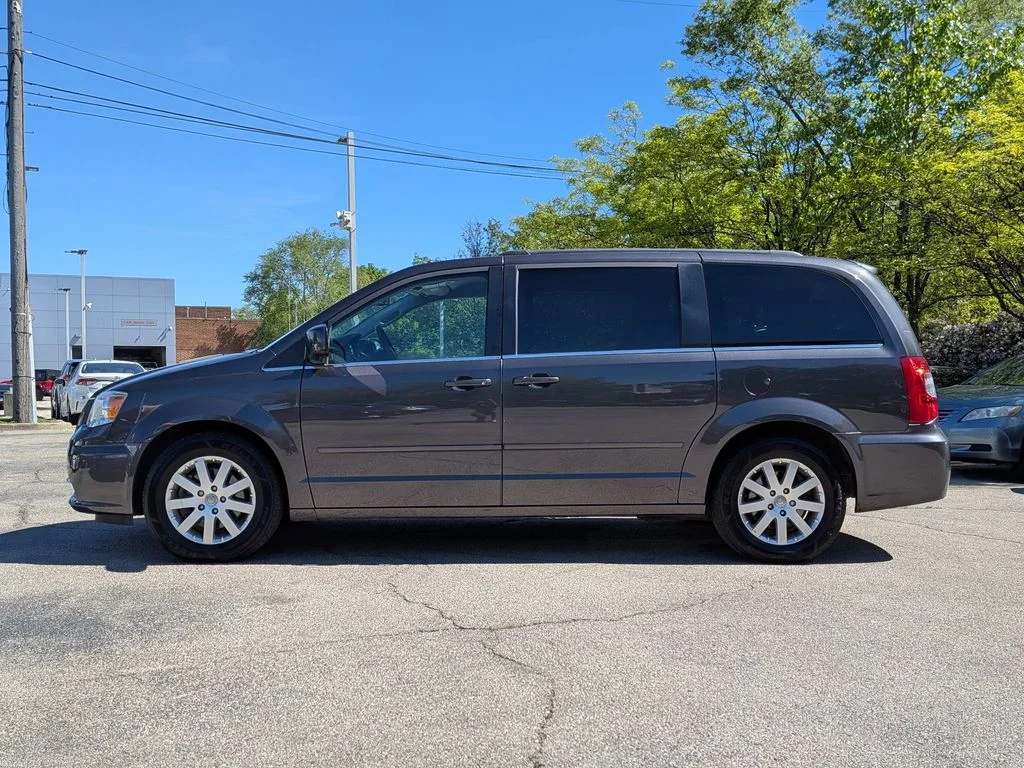Used 2015 Gray Chrysler LX image 4