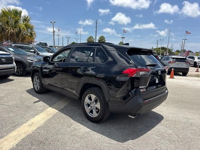 2025 Toyota RAV4 XLE - Photo 14