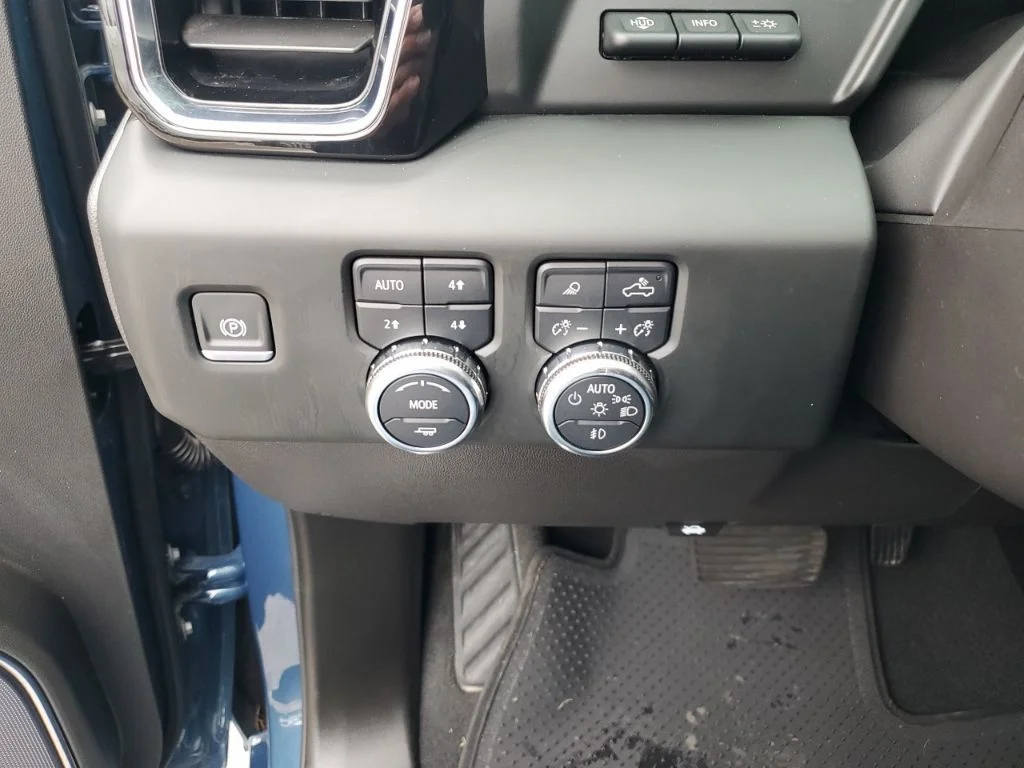 Used 2024  GMC Denali image 33