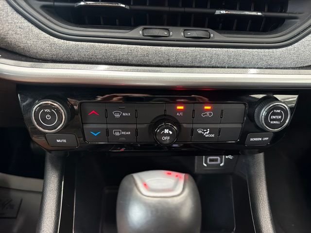 Used 2024 Black Jeep Latitude image 19
