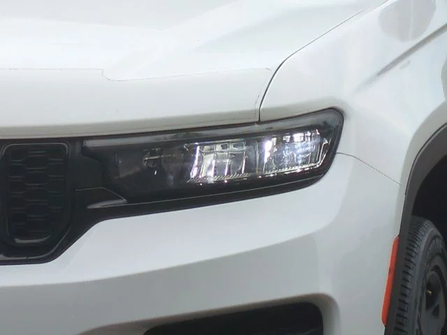 Used 2023 White/off-white Jeep Altitude X image 17