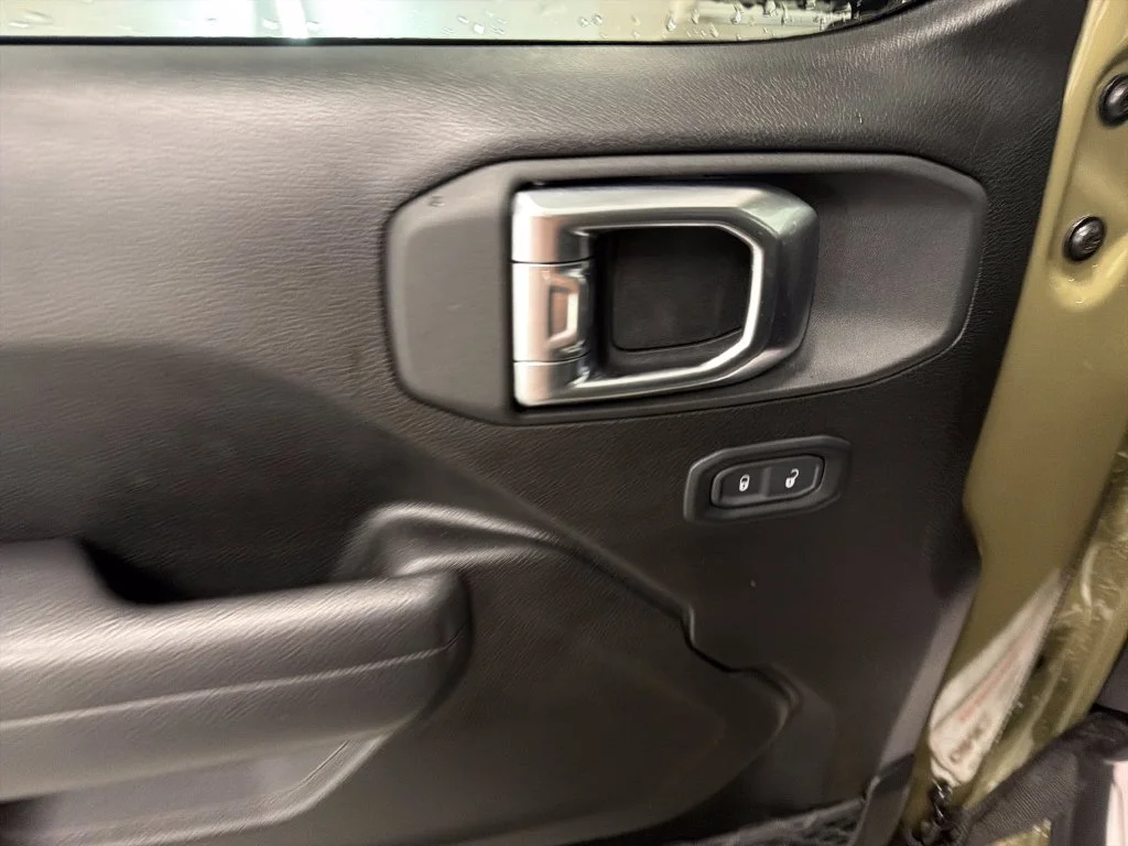 Used 2025  Jeep Sport image 15