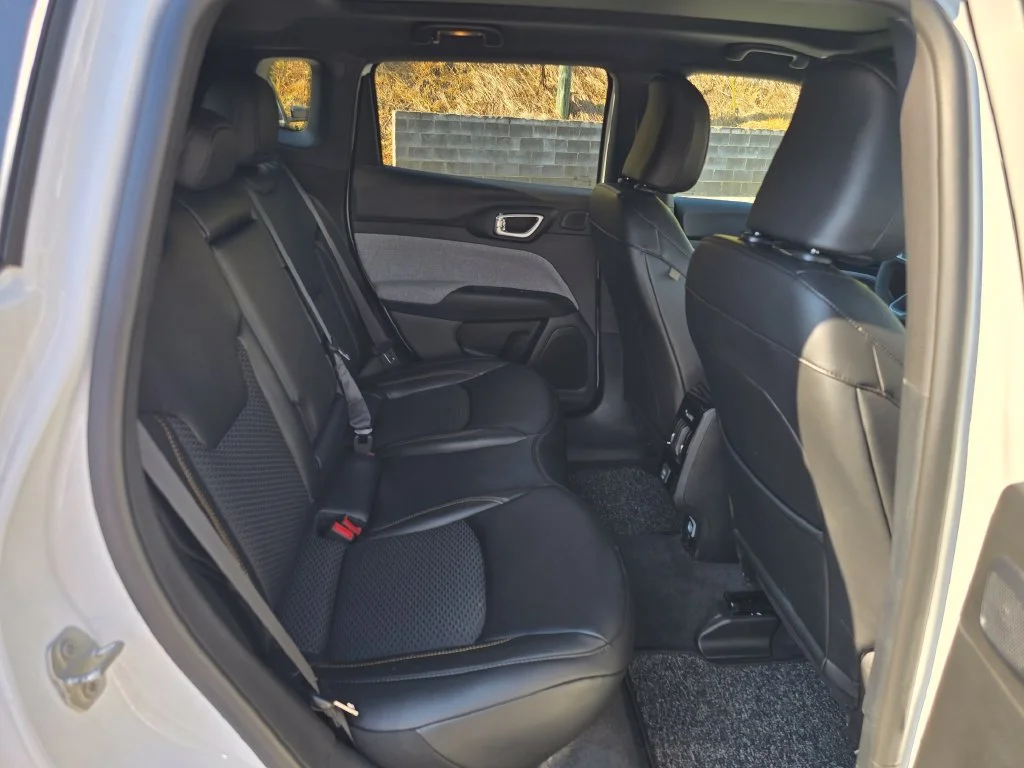 New 2026 White Jeep Latitude image 25