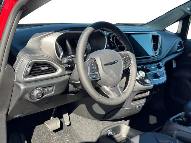 2026 Chrysler Pacifica Select - Photo 11