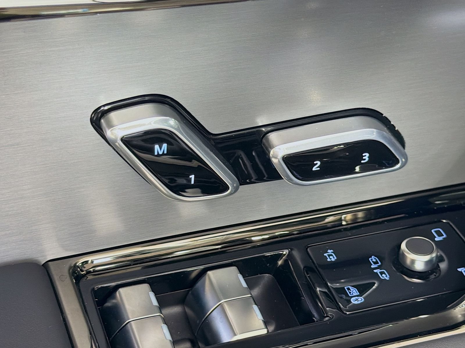 New 2026 Fuji White Land Rover SE image 24