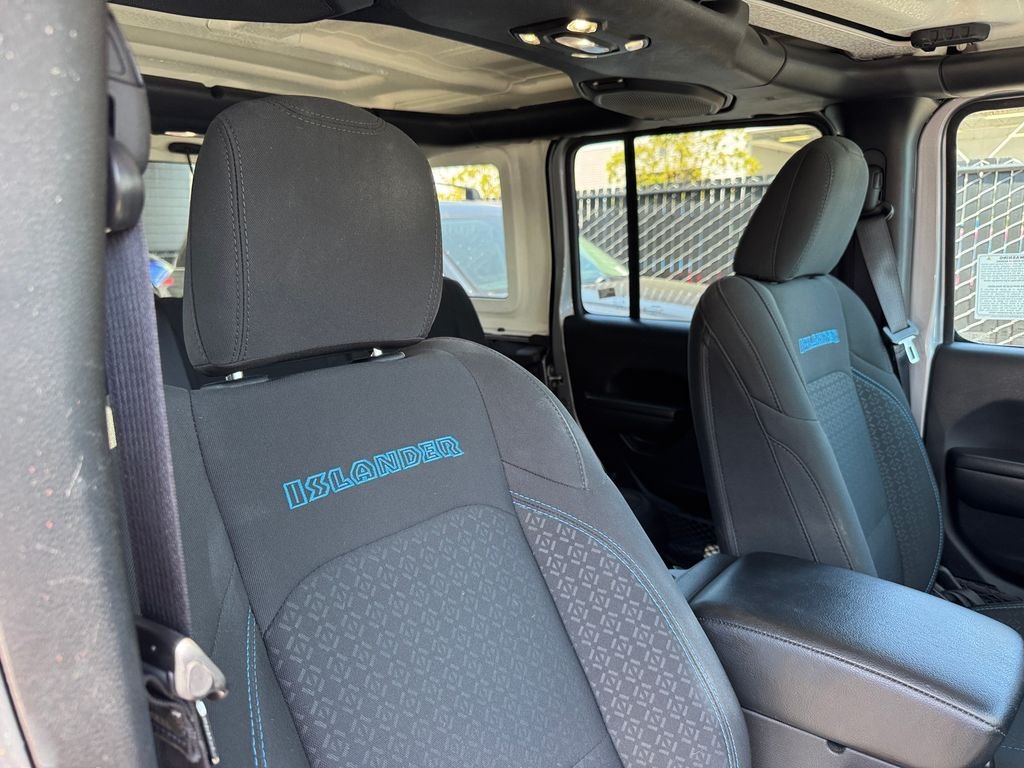 Used 2021 Silver Jeep Unlimited Sport image 18
