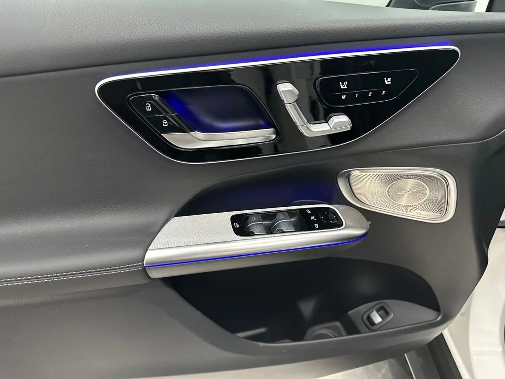 New 2027 White Mercedes-Benz GLC 300 image 14