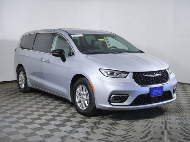 2024 Chrysler Pacifica Touring L's photo