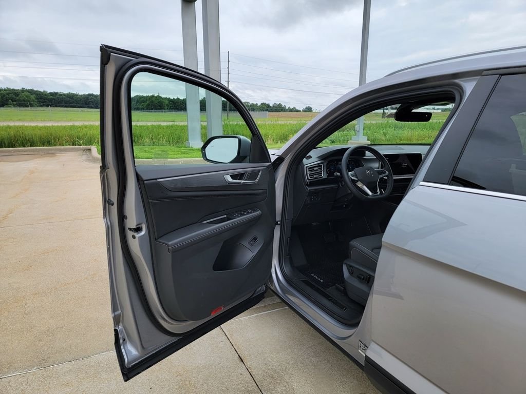 2025 Volkswagen Atlas Cross Sport SE w/Tech - Photo 25