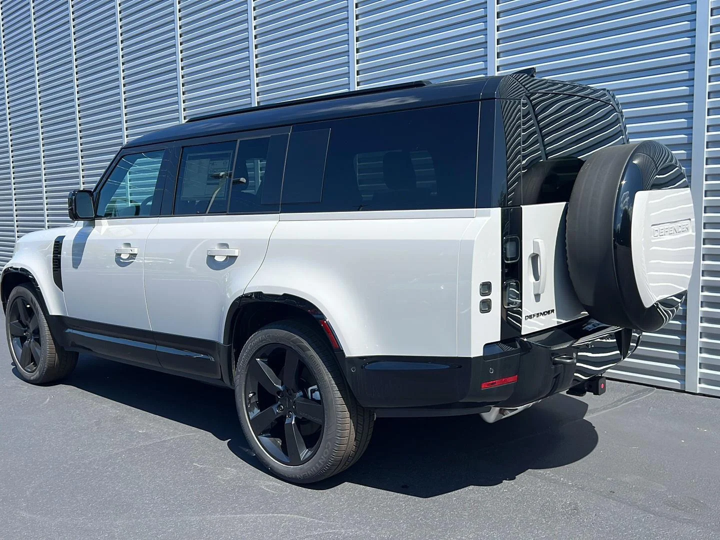 New 2026 Borasco Grey Metallic Land Rover X-Dynamic SE image 3
