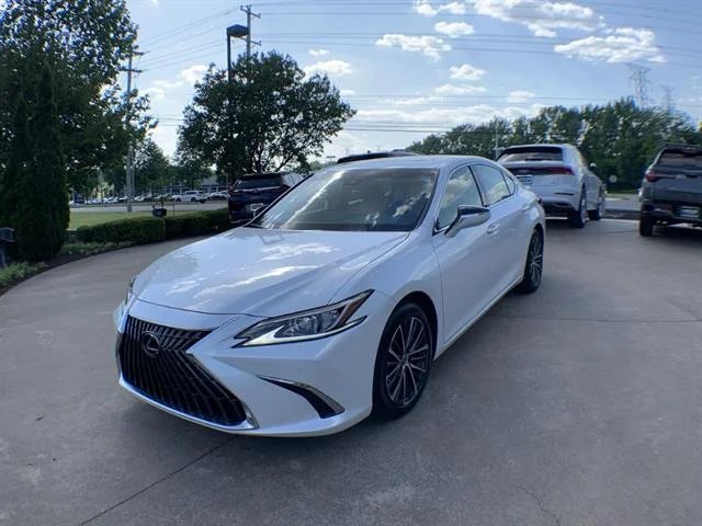 2025 Lexus ES 300h 300h's photo