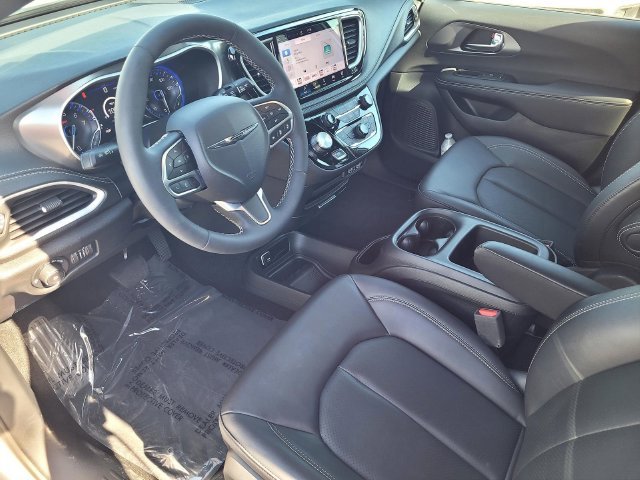 Used 2025 White Chrysler Select image 10