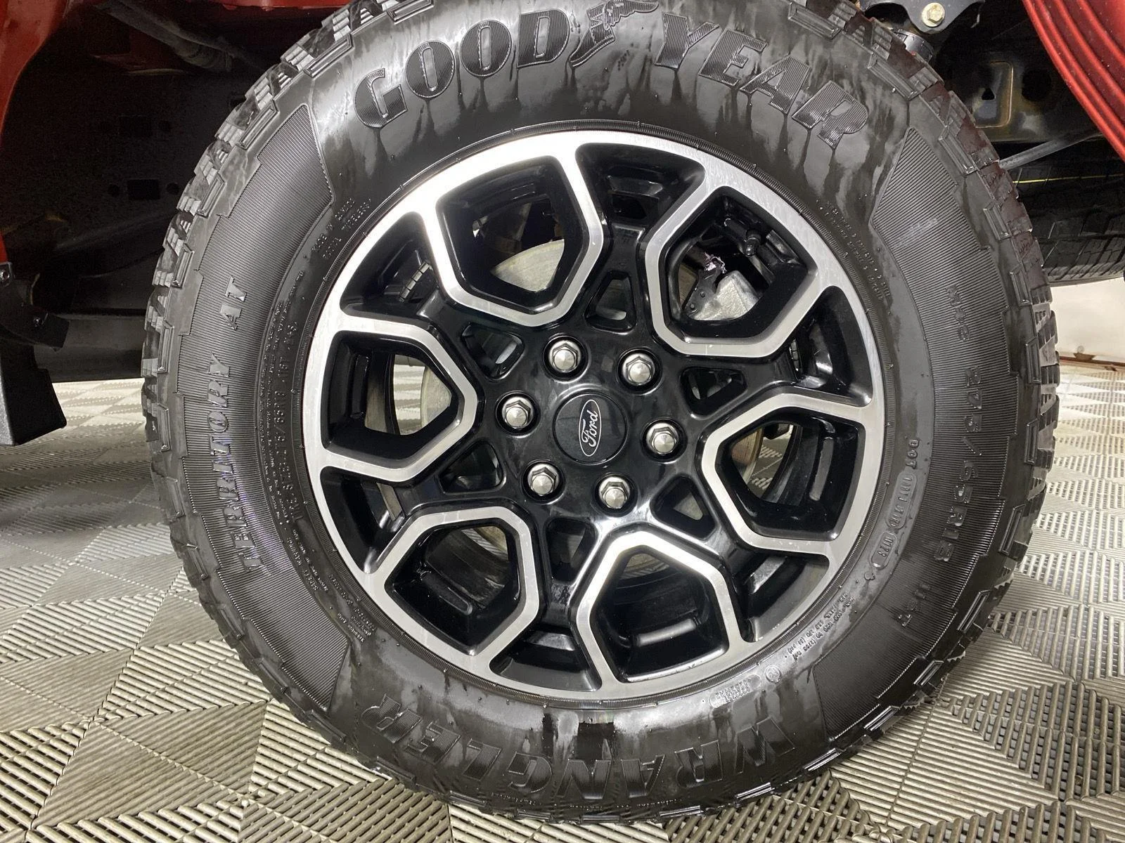 Used 2023 Hot Pepper Red Tinted Clearcoat Ford XLT image 16