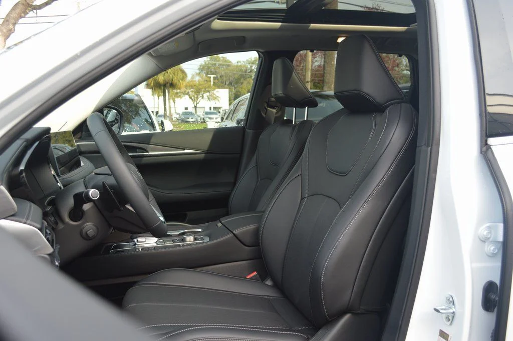 Certified Used 2026 White INFINITI LUXE image 5