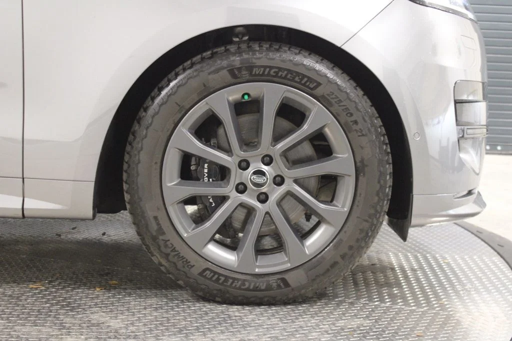 Used 2024  Land Rover Dynamic SE image 18
