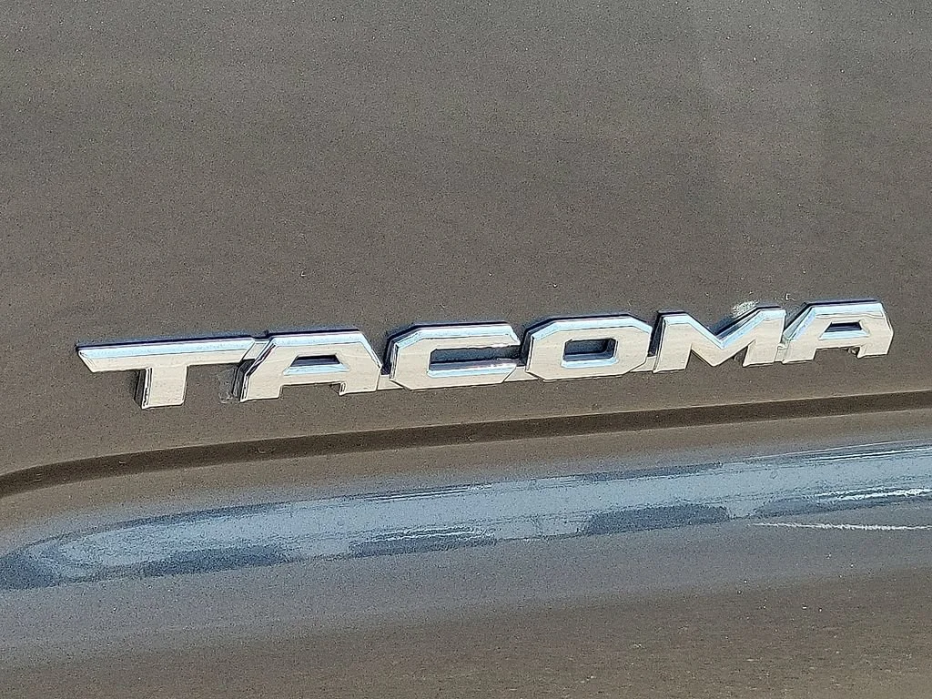 Used 2018 Gray Toyota SR image 9