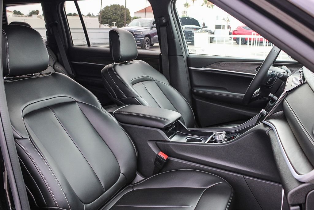 New 2026 Diamond Black Crystal Pearlcoat Jeep Limited image 17