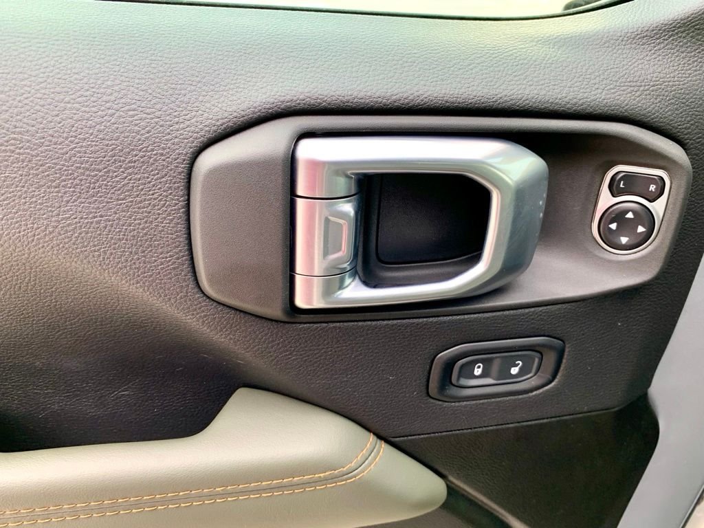 Used 2024 Silver Jeep Mojave image 12