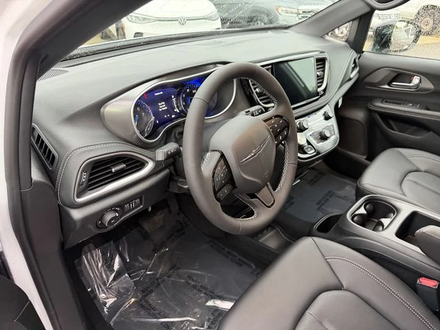 New 2026 Bright White Clear-Coat Exterior Paint Chrysler Select image 11