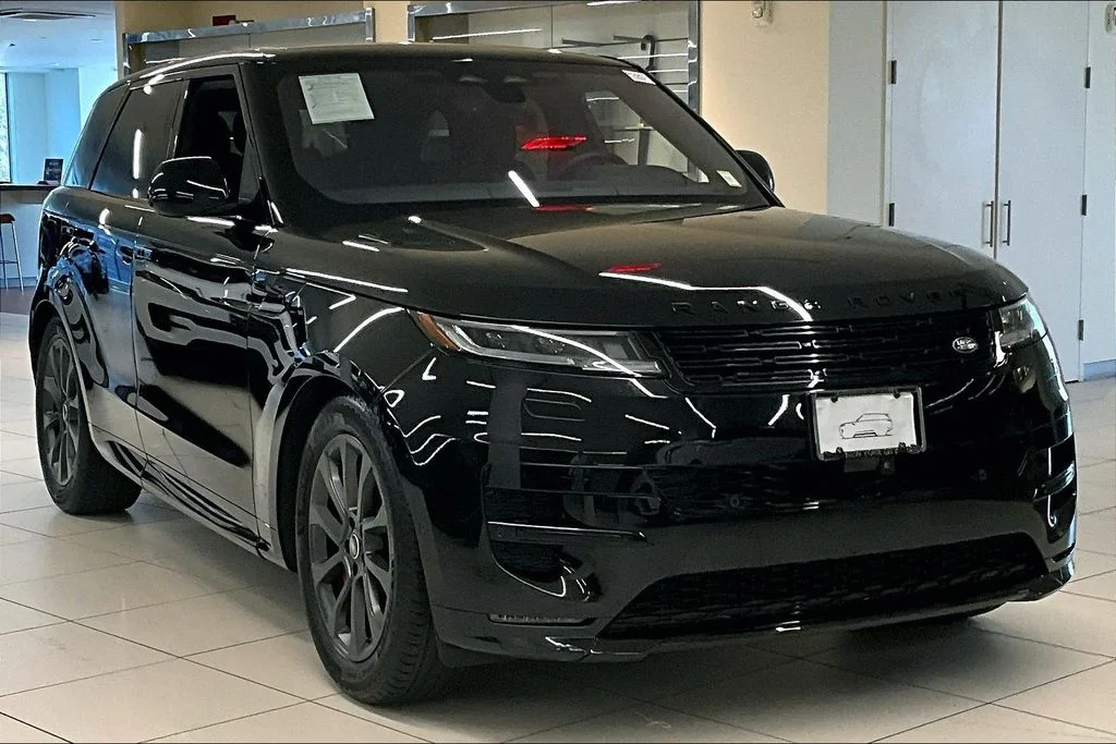 Used 2023 Black Land Rover SE Dynamic image 11