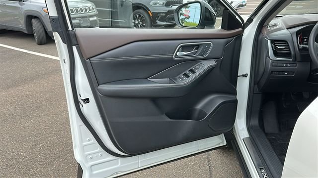 Used 2023 White Nissan Platinum image 8