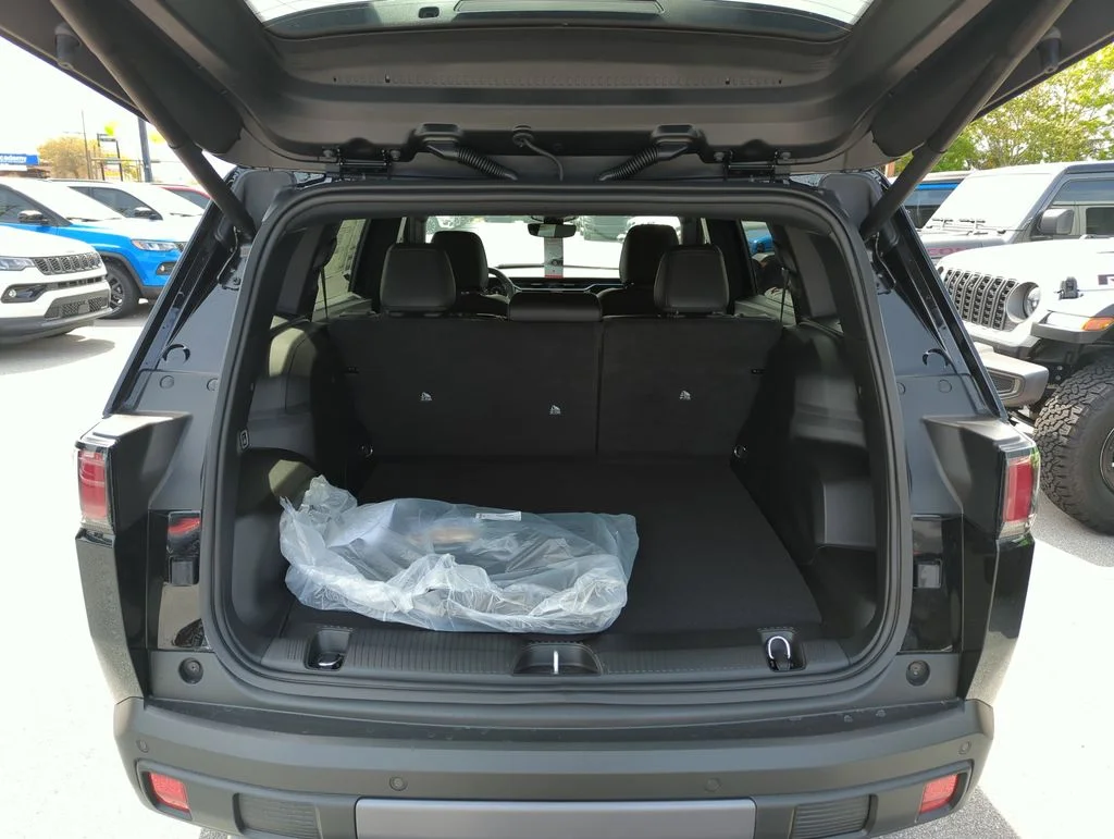 New 2026 Diamond Black Crystal Pearlcoat Jeep Limited image 28