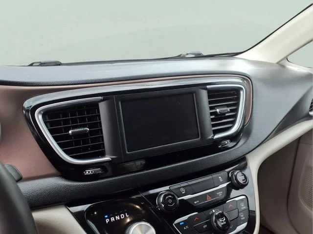 Used 2024  Chrysler LX image 6