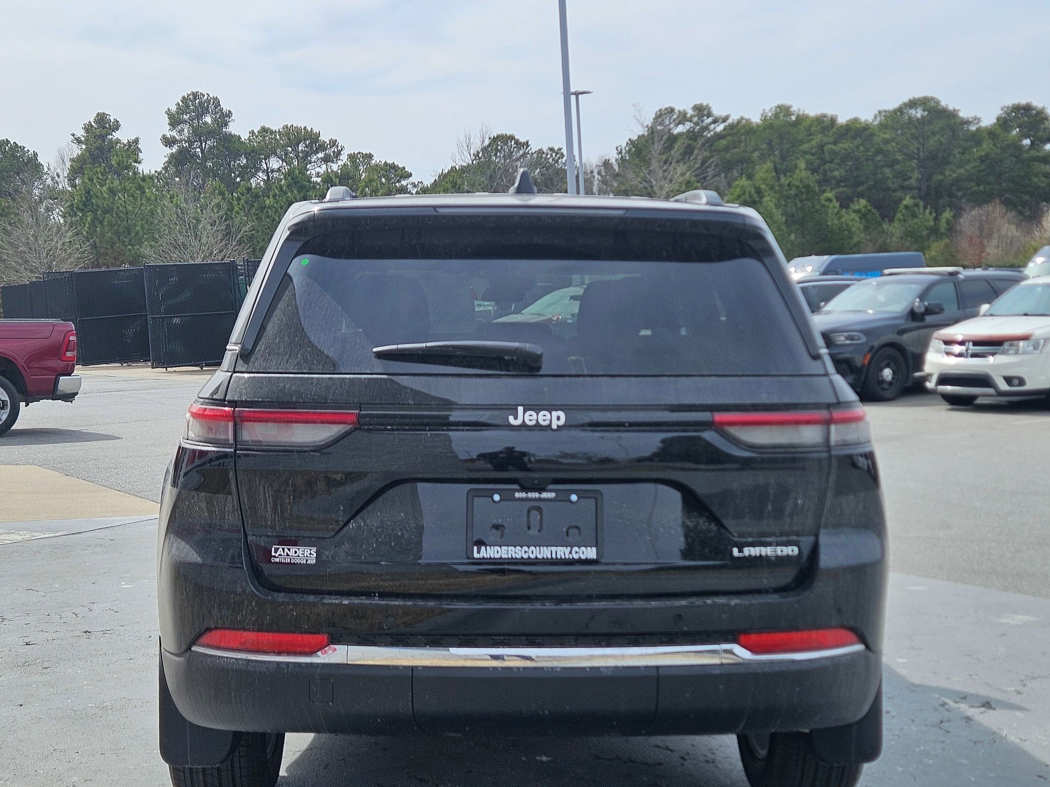New 2026 Diamond Black Crystal Pearl-Coat Exterior Paint Jeep Laredo X image 6
