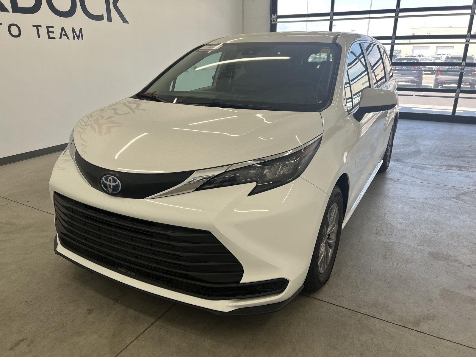 Used 2025 Ice Cap Toyota LE image 6