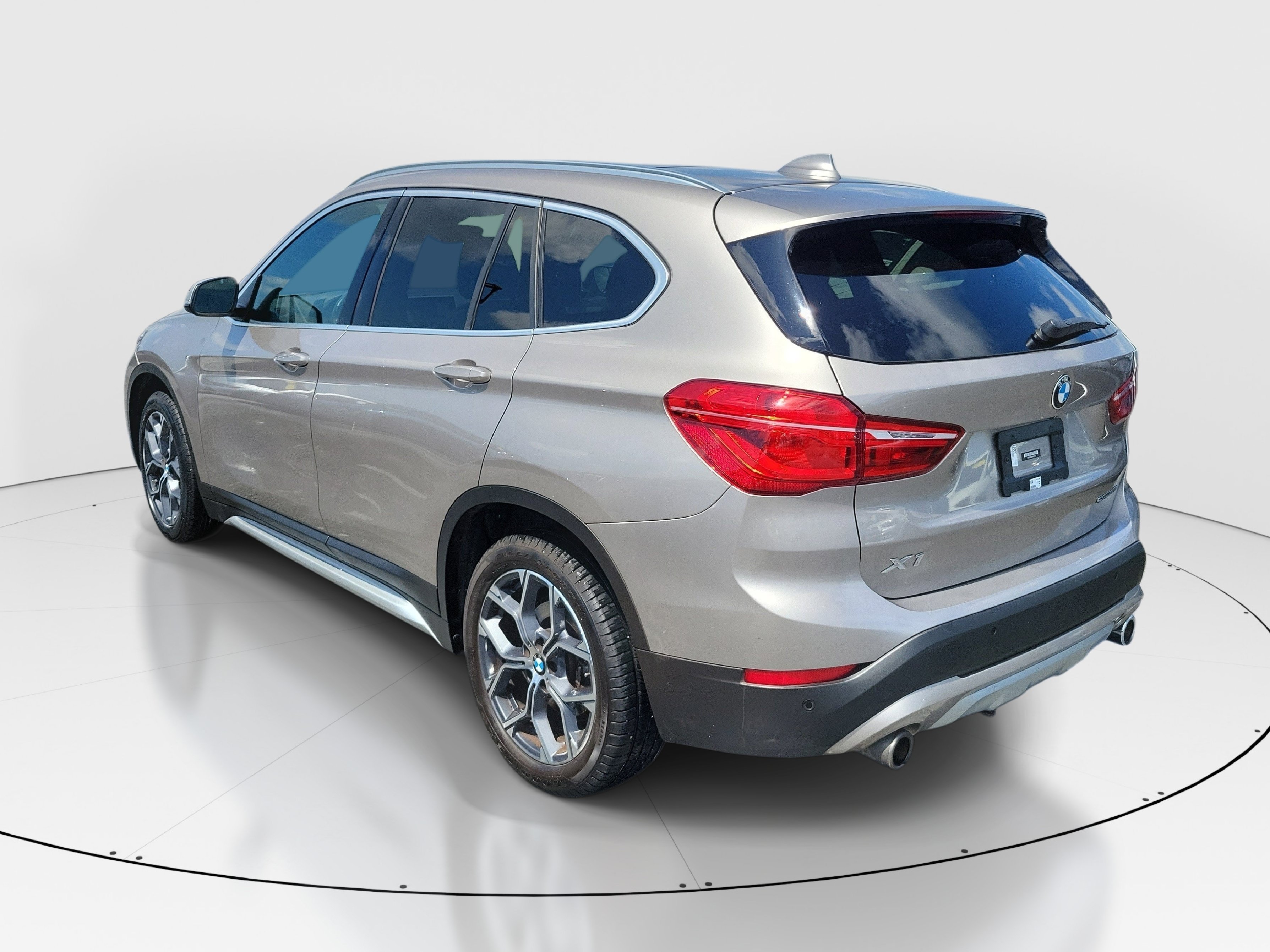 Used 2022 Cashmere Silver Metallic BMW sDrive28i image 4