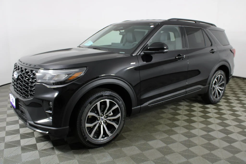 New 2027 Agate Black Metallic Ford ST-Line image 3