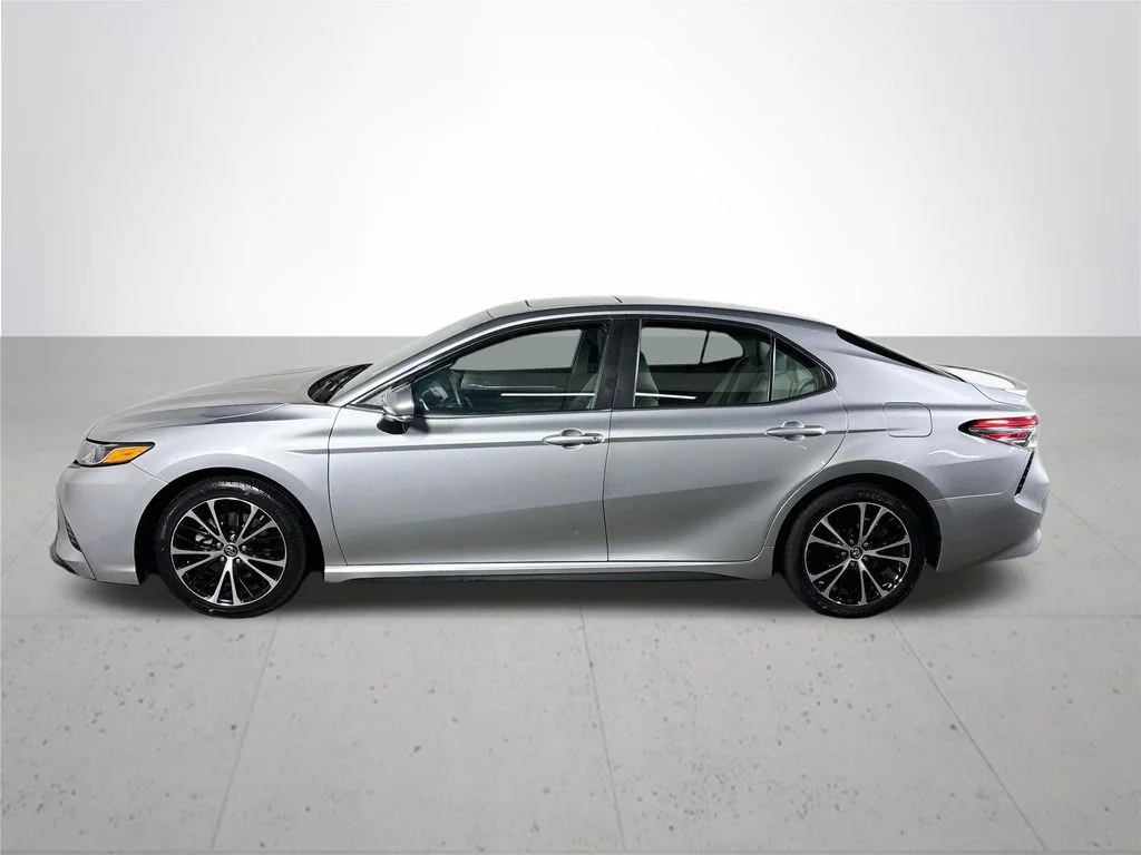 Used 2018 Silver Toyota SE image 9