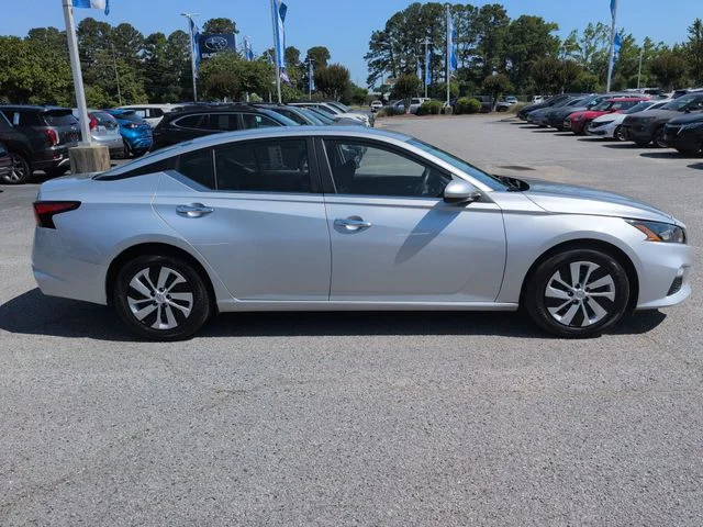 Used 2022 Silver Nissan 2.5 S image 2