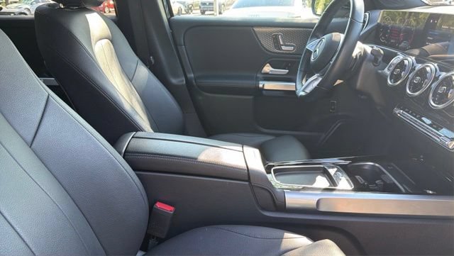 Used 2025  Mercedes-Benz GLB 250 image 9