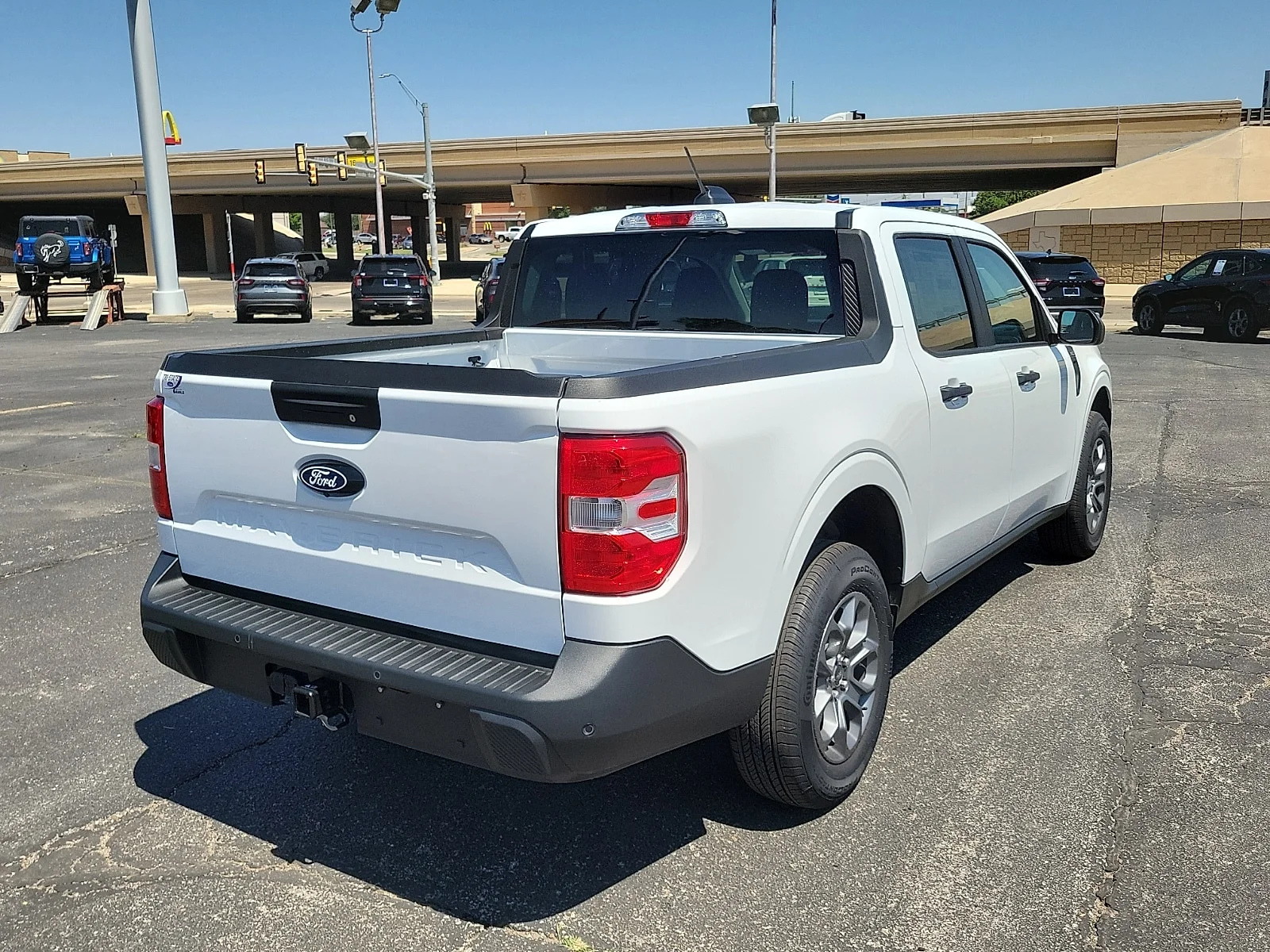 New 2025 Oxford White Ford XLT image 4