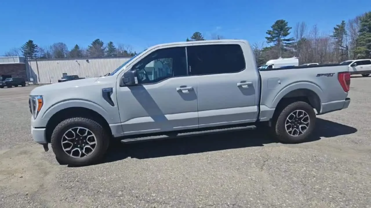 Used 2023 Avalanche Gray Ford XLT image 4