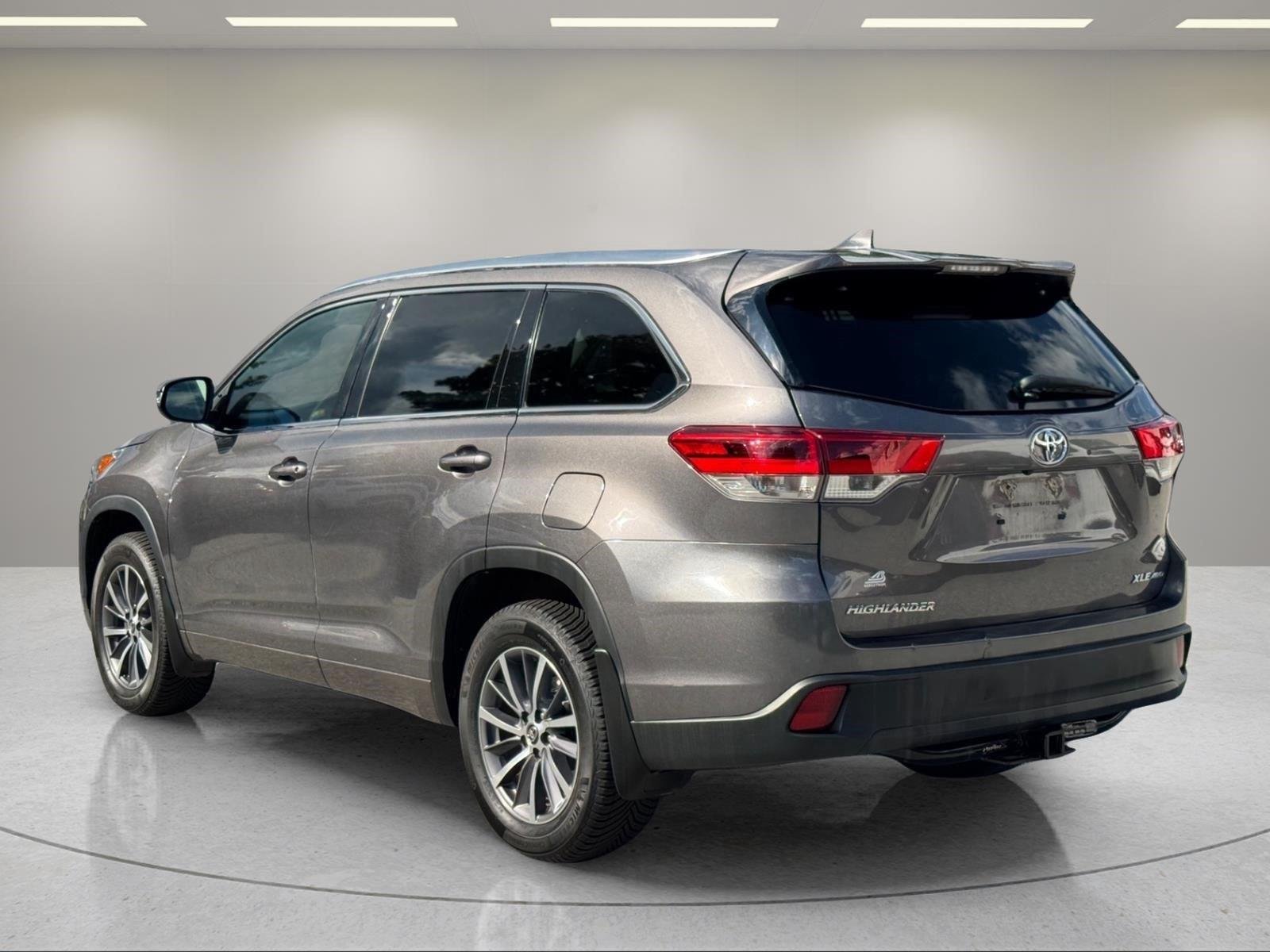Used 2018 Predawn Gray Mica Toyota XLE image 3