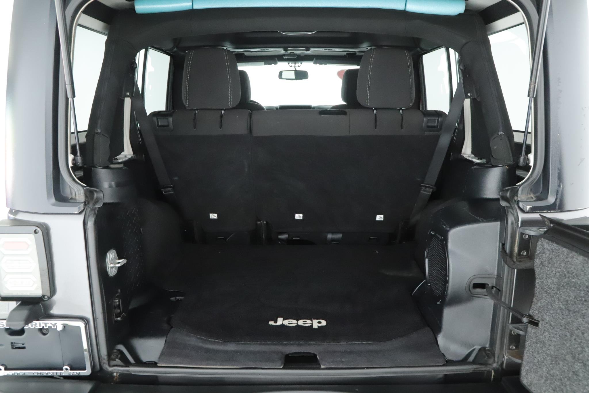 2014 Jeep Wrangler Unlimited Sahara - Photo 16