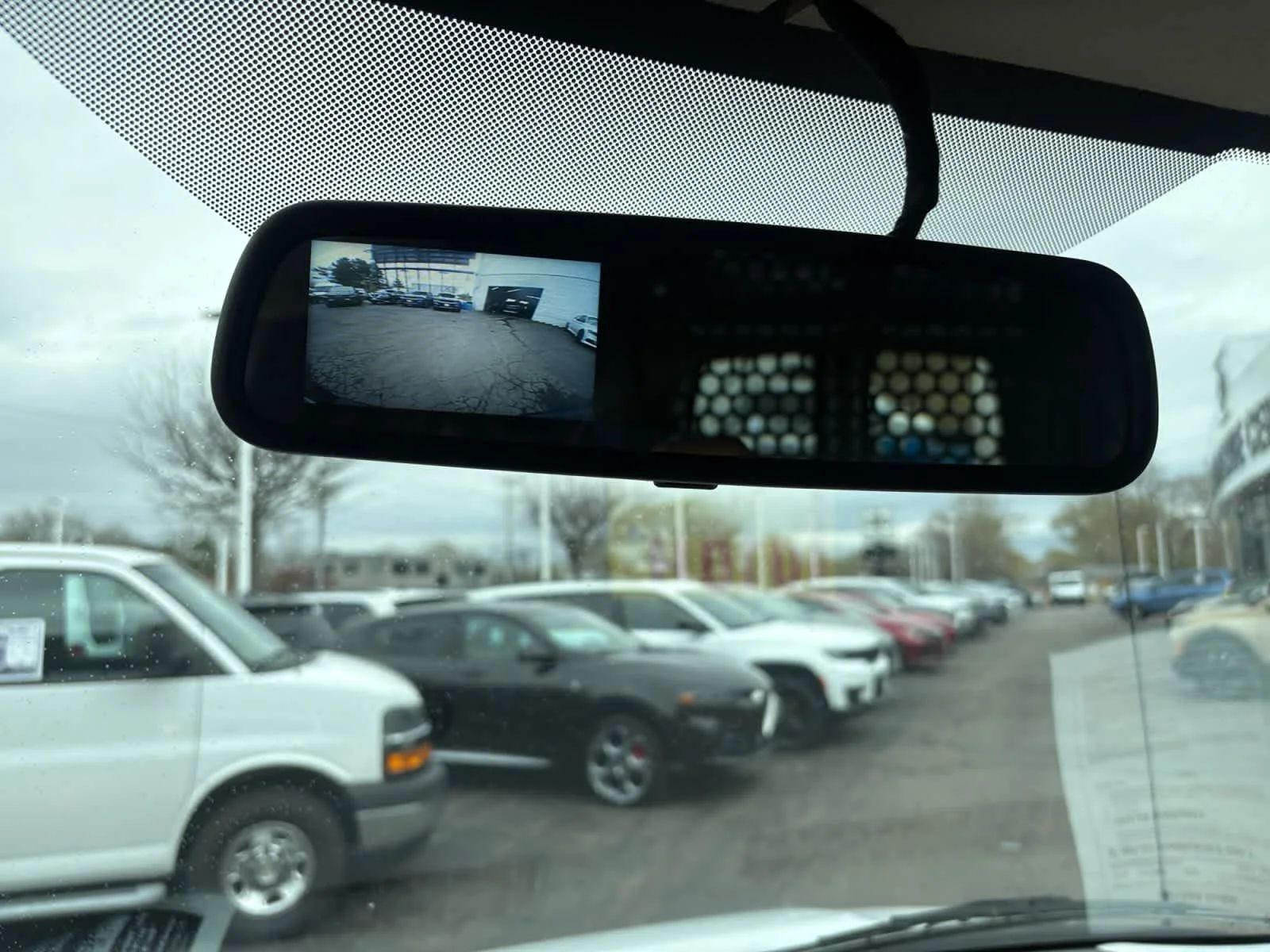 Used 2024 Summit White GMC  image 23