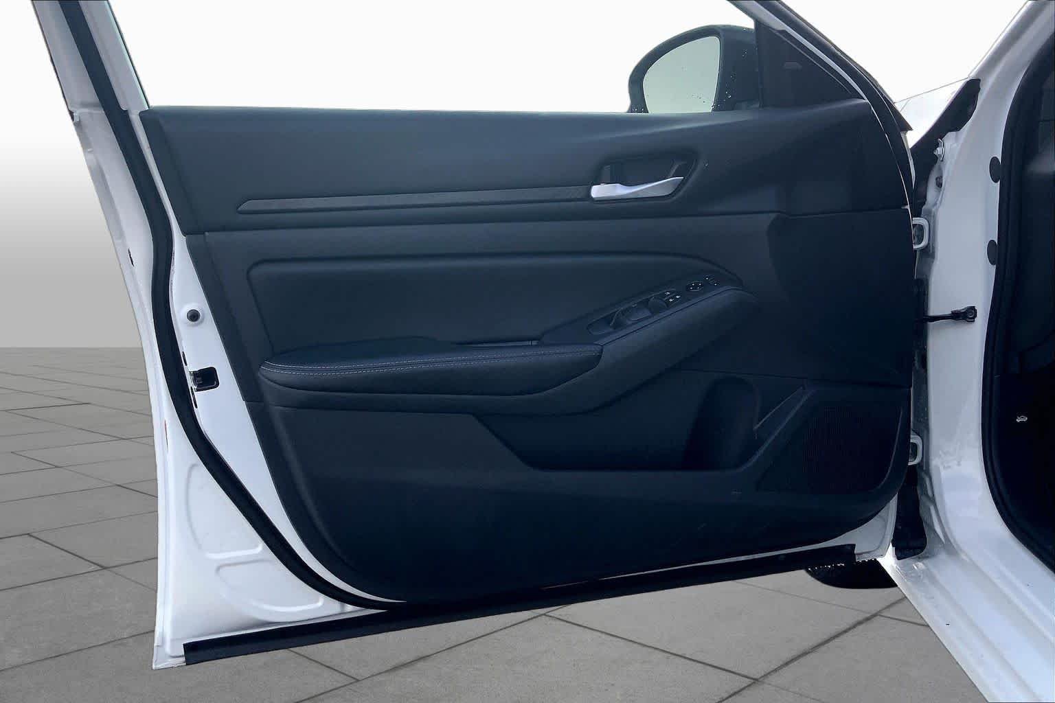 Used 2025 Glacier White Nissan SV image 22