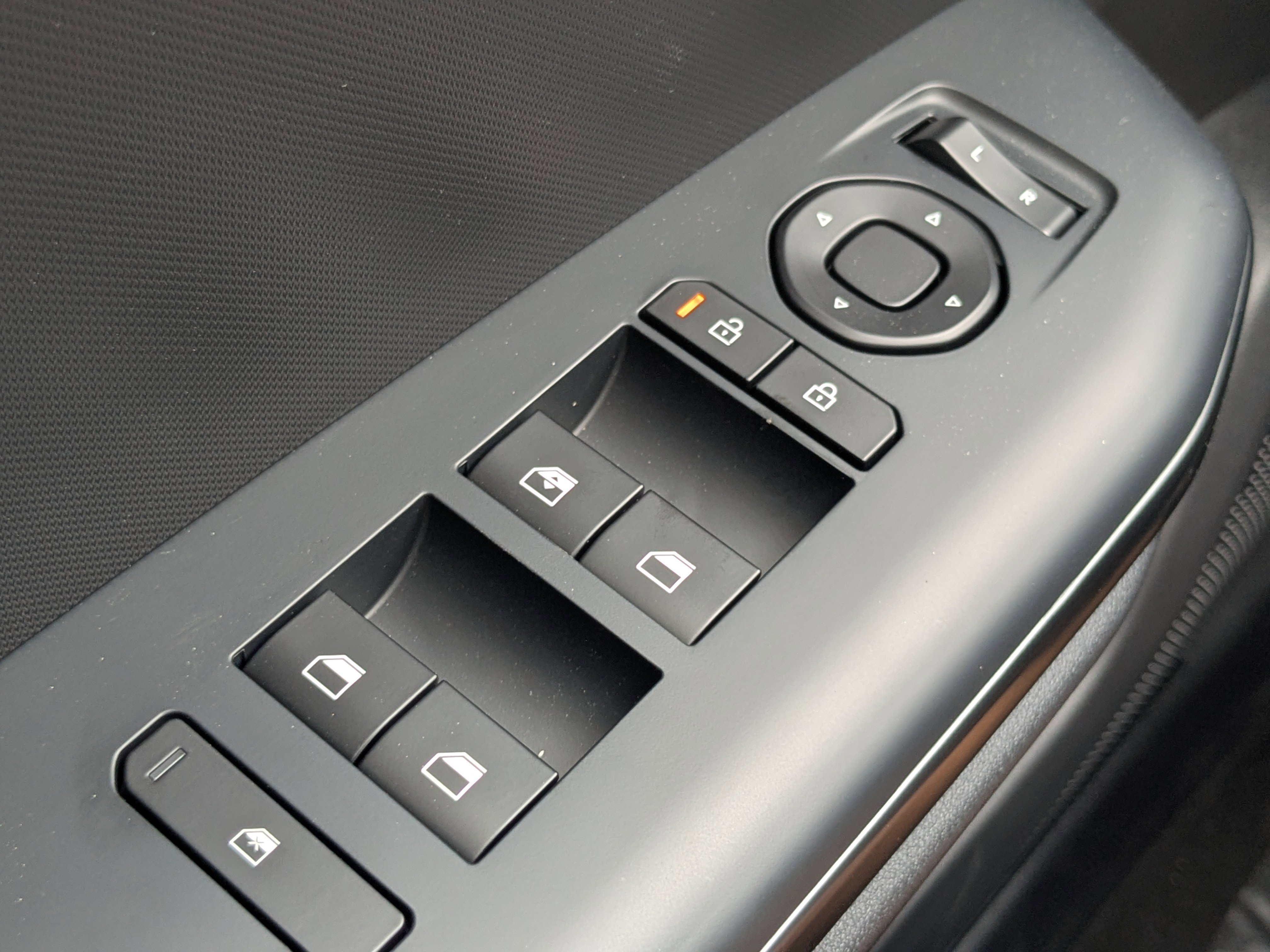 New 2026 Snow White Pearl Kia LX image 27