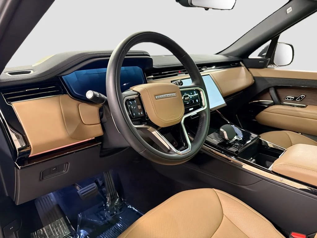 Used 2024 Blue Land Rover SE image 4