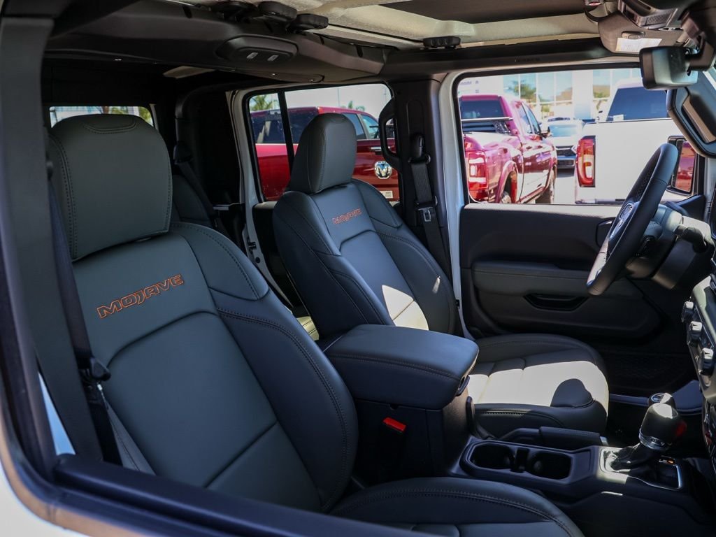 New 2026 Bright White Clear-Coat Exterior Paint Jeep Mojave image 19